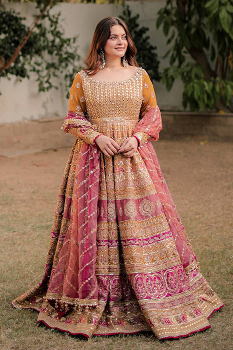 Picture of Minal Khan in Meher